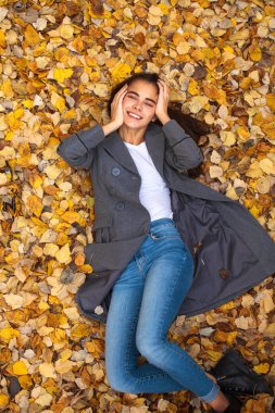 Beyaz süveter giyen güzel bir kadının portresi.