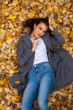 Beyaz süveter giyen güzel bir kadının portresi.