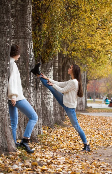 白いウールのセーターと青いジーンズの若い女性 — ストック写真