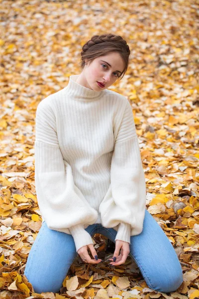 Joven hermosa chica en pantalones vaqueros azules y suéter gwhite —  Fotos de Stock
