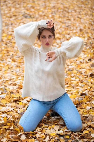 Молода красива дівчина в блакитних джинсах і гаффіт светр — стокове фото