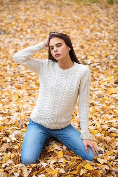 Giovane bella ragazza in blue jeans e gwhite maglione — Foto Stock