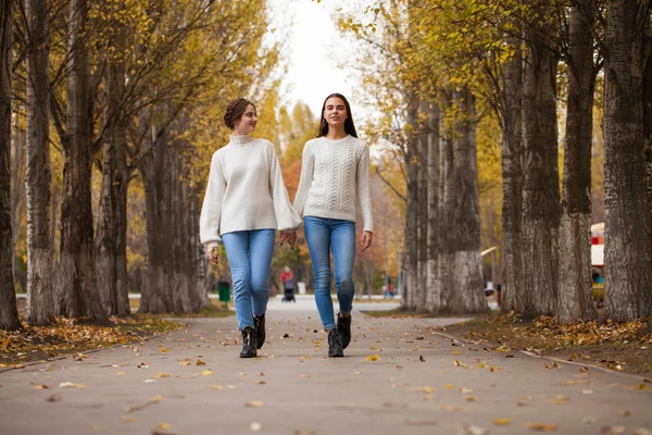 Dvě přítelkyně v bílém vlněném svetru a modrých džínách — Stock fotografie
