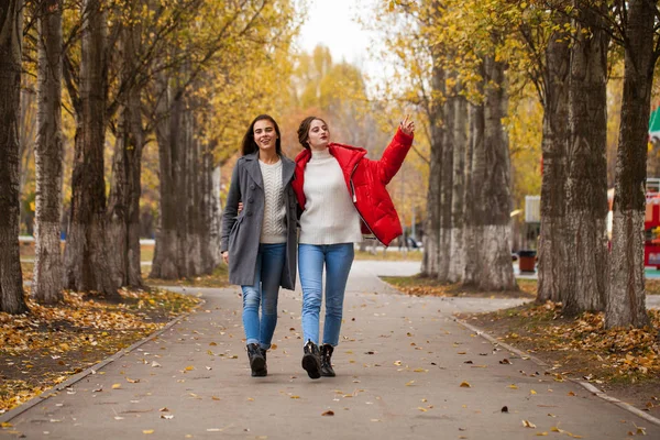 Deux copines en manteau de laine grise et une veste en duvet rouge — Photo