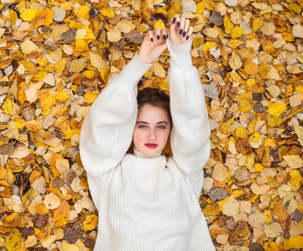 Retrato de vista superior de una joven hermosa mujer en un suéter blanco —  Fotos de Stock