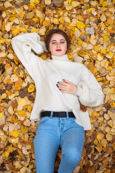 Vista dall'alto ritratto di una giovane bella donna in un maglione bianco — Foto Stock