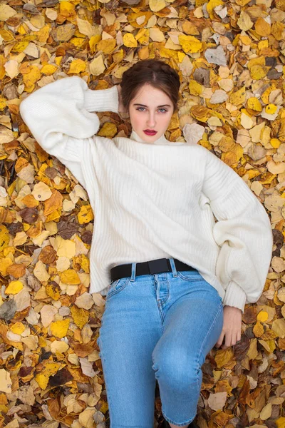 Porträt einer jungen schönen Frau im weißen Pullover von oben — Stockfoto