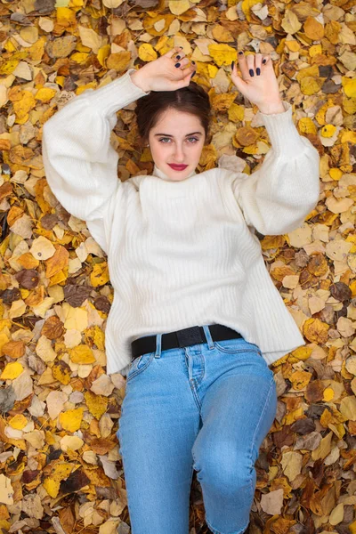 Top view portret van een jonge mooie vrouw in een witte trui — Stockfoto