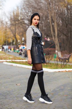 Siyah elbiseli genç ve güzel bir kadının portresi 