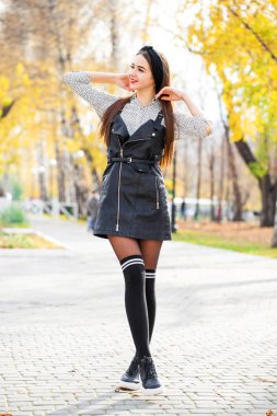 Siyah elbiseli genç ve güzel bir kadının portresi 