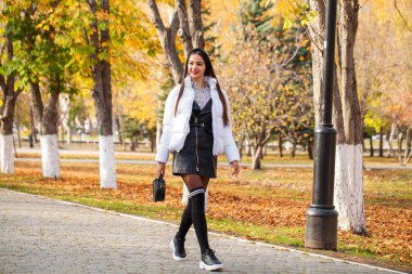 Beyaz ceketli güzel bir kadının portresi. 