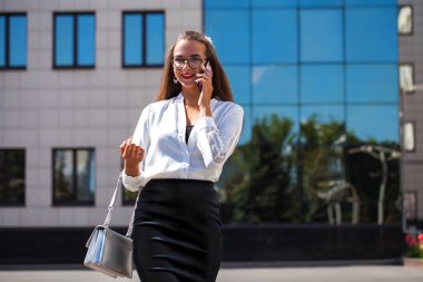 Telefon ederken genç esmer kadın 