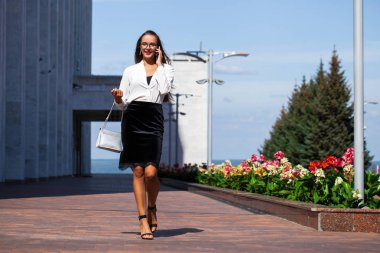 Telefon ederken genç esmer kadın 