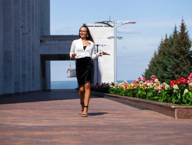 Telefon ederken genç esmer kadın 