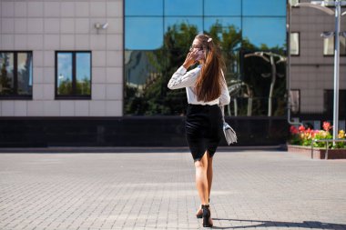 Telefon ederken genç esmer kadın 