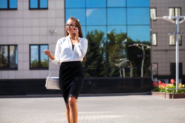 Telefon ederken genç esmer kadın 