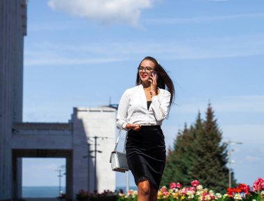 Telefon ederken genç esmer kadın 