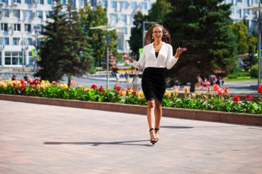 Genç esmer kadın telefonda mesaj okuma