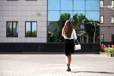 Telefon ederken genç esmer kadın 