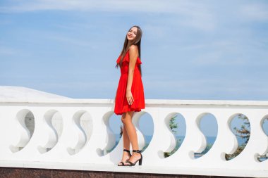 Yaz sokakta kırmızı elbiseli genç güzel kadın