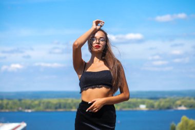 Siyah etek ve sütyen po genç bir güzel kız Portresi