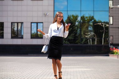 Genç esmer kadın telefonda mesaj okuma