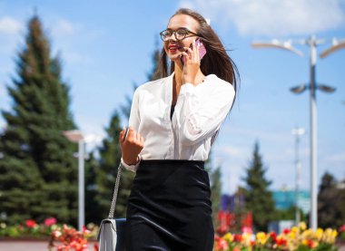 Telefon ederken genç esmer kadın 