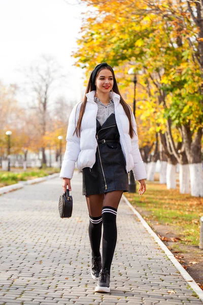 Ritratto di una giovane bella donna in piumino bianco — Foto Stock