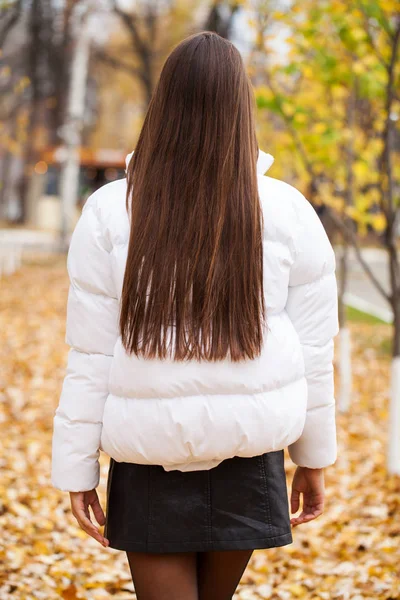 Longue Brunette vue arrière, parc d'automne en plein air — Photo