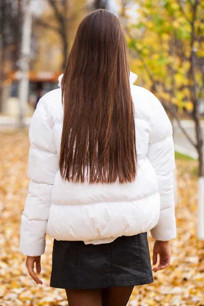 Lång brunett hår tillbaka vy, höst park utomhus — Stockfoto