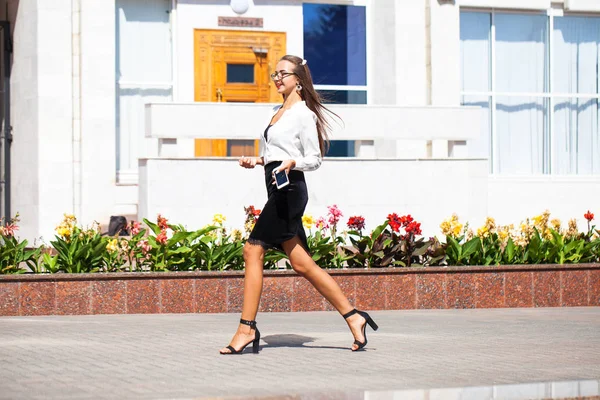 Wanita berambut cokelat bisnis berjalan di jalan musim panas — Stok Foto