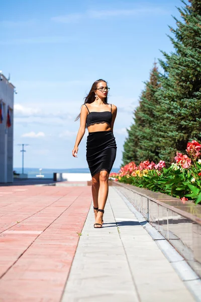 Sexy žena procházka v letní ulici — Stock fotografie