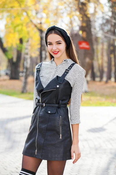 Retrato de una joven mujer hermosa en vestido negro — Foto de Stock