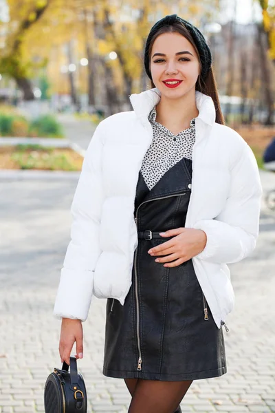 Ritratto di una giovane bella donna in piumino bianco — Foto Stock