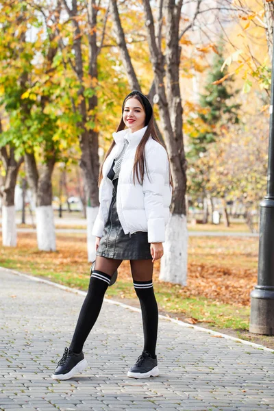 Portrait d'une jeune belle femme vêtue d'une doudoune blanche — Photo