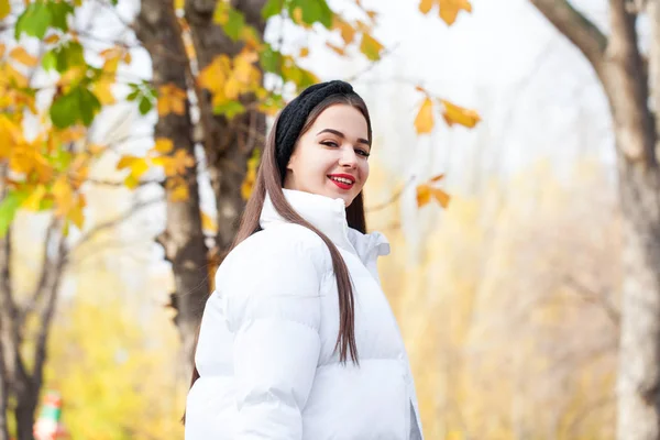 Portrét mladé krásné ženy v bílé bundě — Stock fotografie