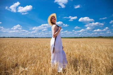 Beyaz elbise ve hasır şapka lı mutlu esmer kadın w