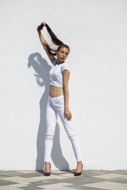 Model testleri. Genç güzel esmer model bir whi karşı poz