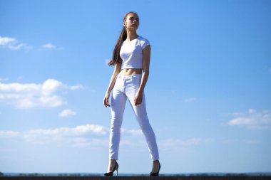 Güzel esmer kadın mavi gökyüzü parlak güneşli karşı poz biz