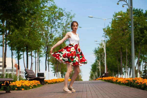 Portret van mooie jonge vrouw in jurk — Stockfoto