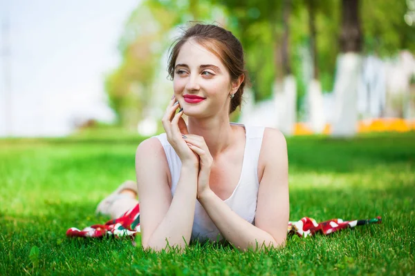 화려한 젊은 예쁜 여자 편안한 여름 공원에서 — 스톡 사진