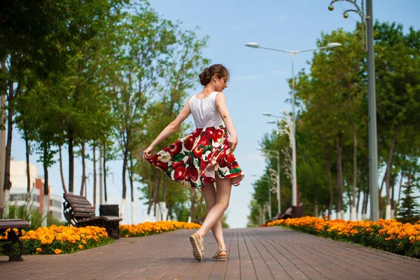 Porträt einer schönen jungen Frau im Kleid — Stockfoto