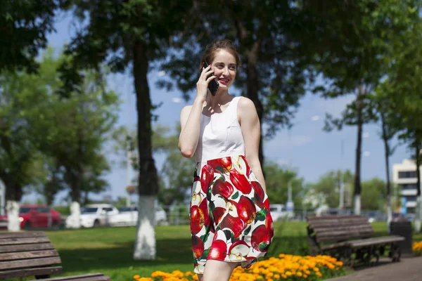 Retrato de la joven morena feliz en vestido hablando en la p —  Fotos de Stock