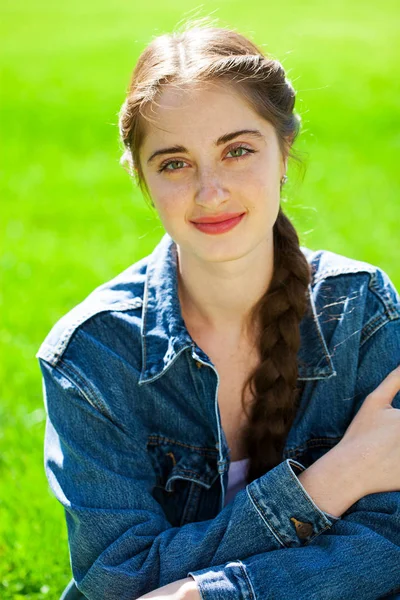 Portret van een jonge mooie brunette vrouw in op zomerpark b — Stockfoto