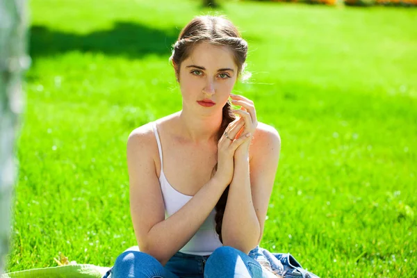 초상화 의 a 젊은 아름다운 갈색 머리 여자 에 여름 공원 b — 스톡 사진