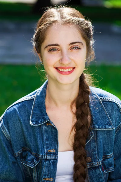 Portret van een jonge mooie brunette vrouw in op zomerpark b — Stockfoto