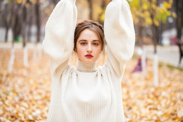 Close up retrato de uma jovem menina bonita em um branco woolen sw — Fotografia de Stock