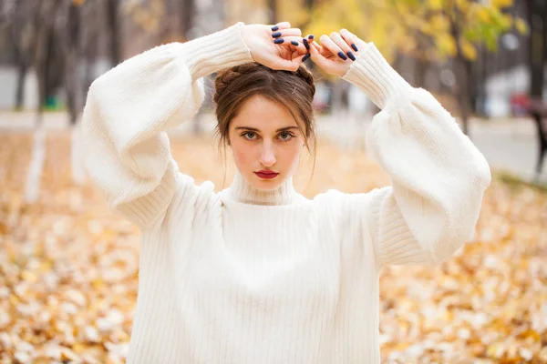 Retrato de cerca de una joven hermosa niña en un palo de lana blanco —  Fotos de Stock