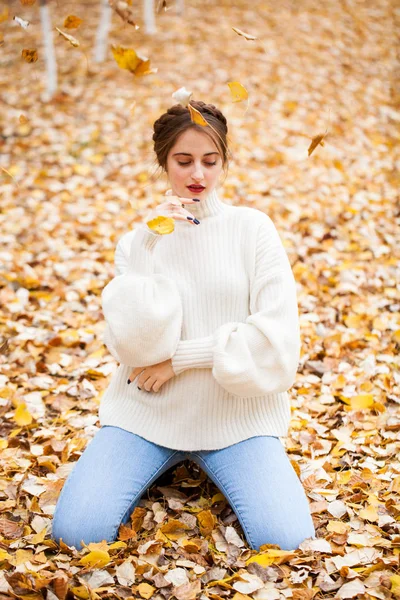 청바지와 하얀 스웨터를 입은 아름다운 소녀 — 스톡 사진