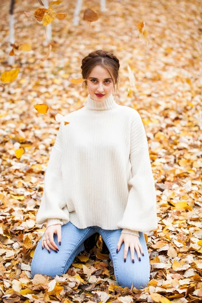 Giovane bella ragazza in blue jeans e gwhite maglione — Foto Stock